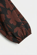 Büyük Beden Siyah Kahve Çiçek Desenli Piliseli Bluz 616652