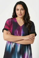 Büyük Beden Siyah Pembe Soyut Desenli V Yaka Bluz 616438