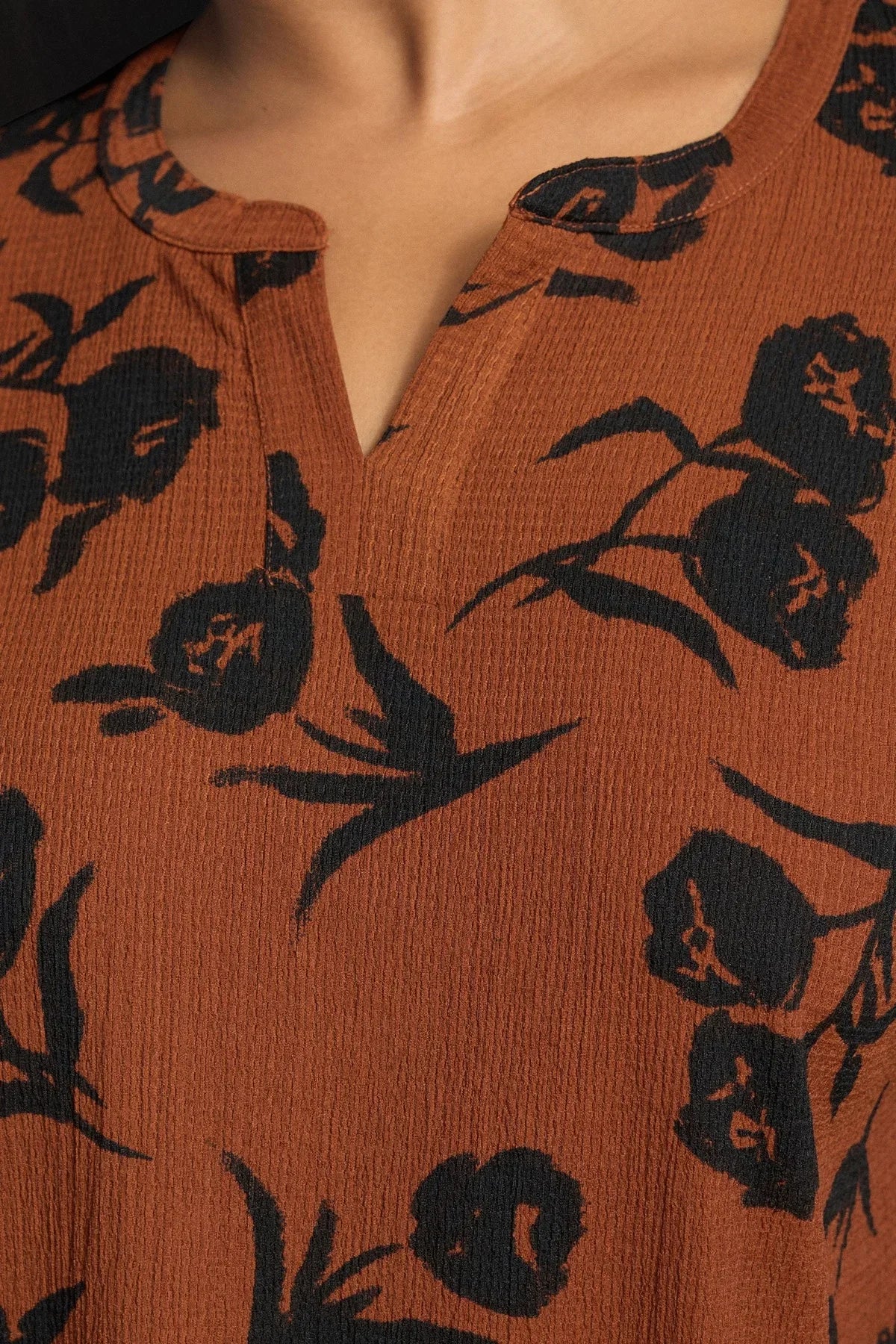 Büyük Beden V Yaka Kısa Kollu Bürümcük Kumaş Çiçek Baskılı T-shirt 304313