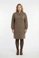 Büyük Beden Yakası Fermuar Detaylı Kahve Yumoş Elbise 106-39