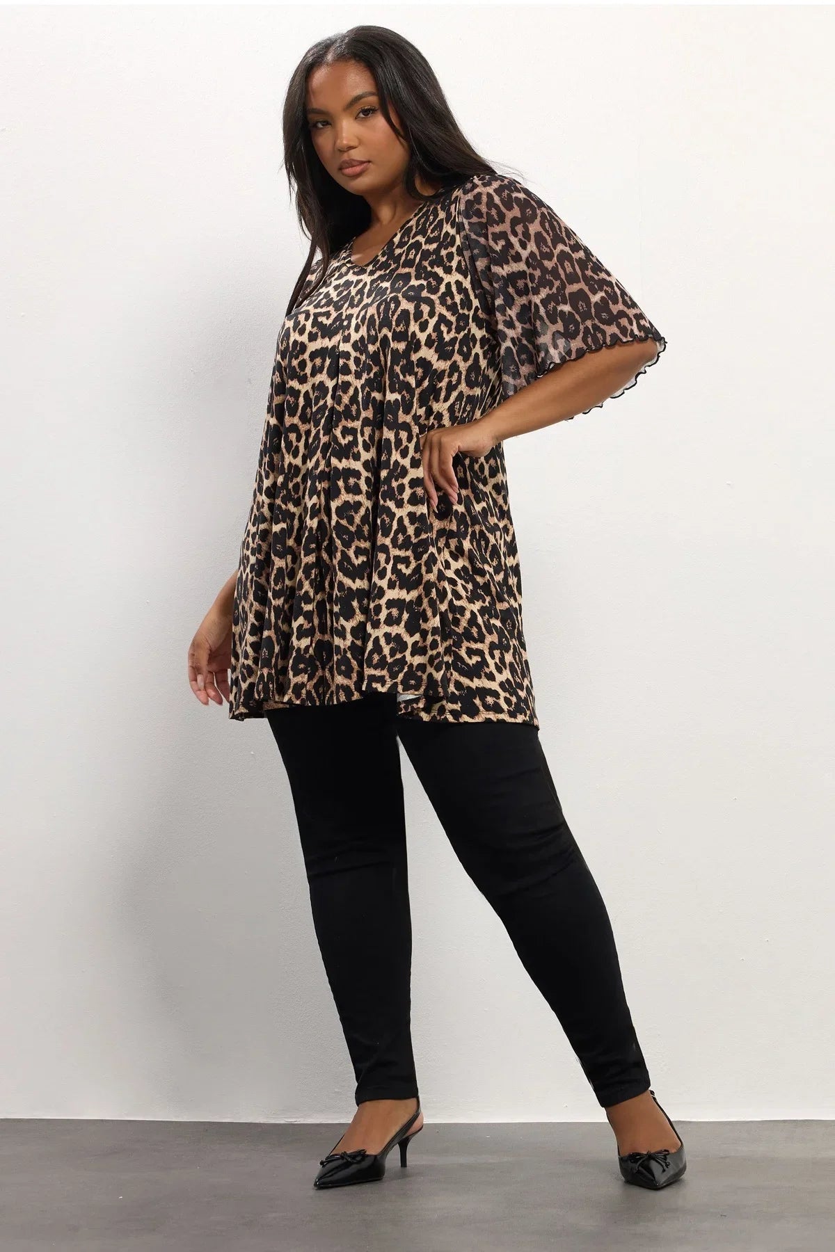 Büyük Beden Kısa Kollu V Yaka Tül Detaylı Astarlı Leopar Desenli T-shirt 304341