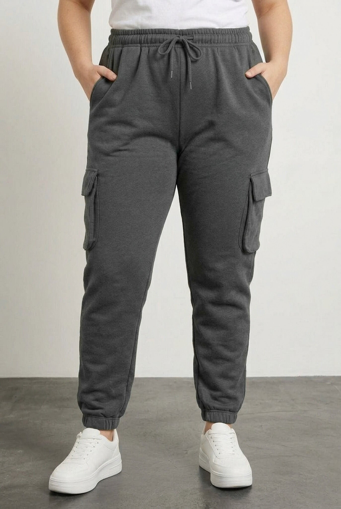 Gri beli ve paçası lastikli büyük beden kadın jogger pantolon ön