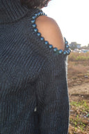 Omzu Boncuk Detaylı Boğazlı Triko Kazak MY-170