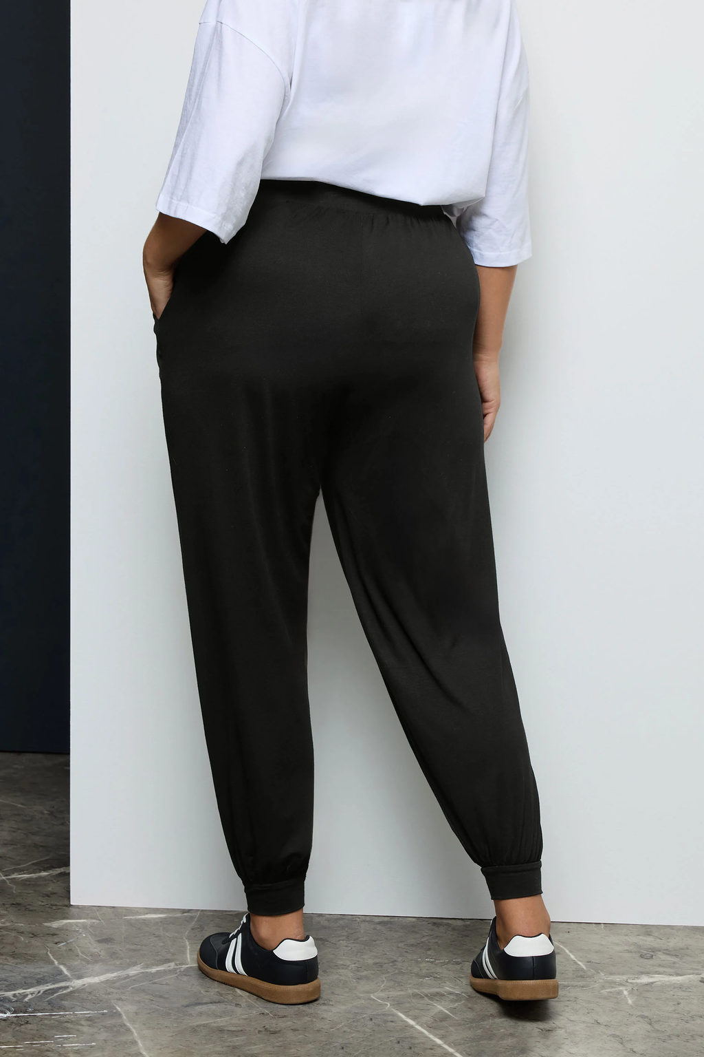 Büyük Beden Paçası ve Beli Lastikli Cepli İnce Pantolon 143299