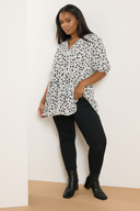 Büyük Beden Yarım Kollu V Yaka Eteği Fırfırlı Desenli Bluz 322572