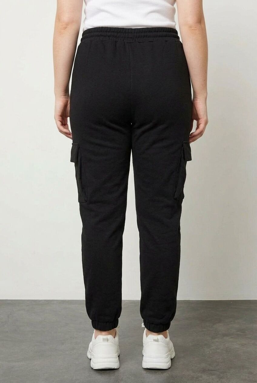 Siyah beli ve paçası lastikli büyük beden kadın jogger pantolon arka