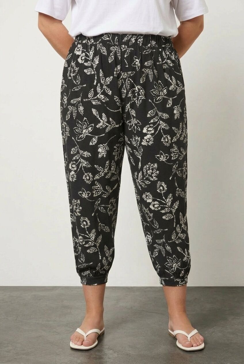 Siyah çiçekli büyük beden kadın jogger pantolon ön çekim