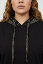 Siyah desenli büyük beden kadın kapüşonlu sweatshirt ön çekim