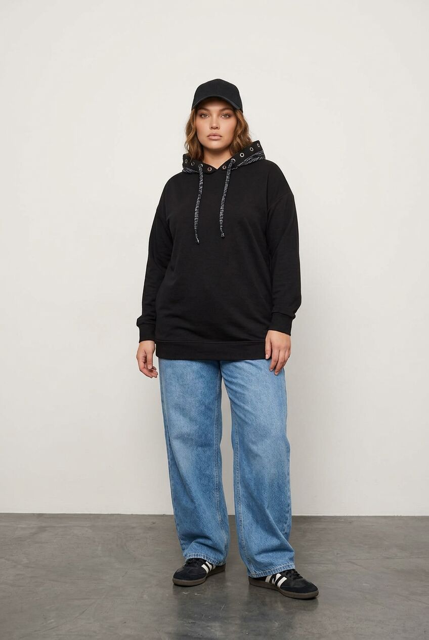 Siyah desenli büyük beden kadın kapüşonlu sweatshirt ön çekim
