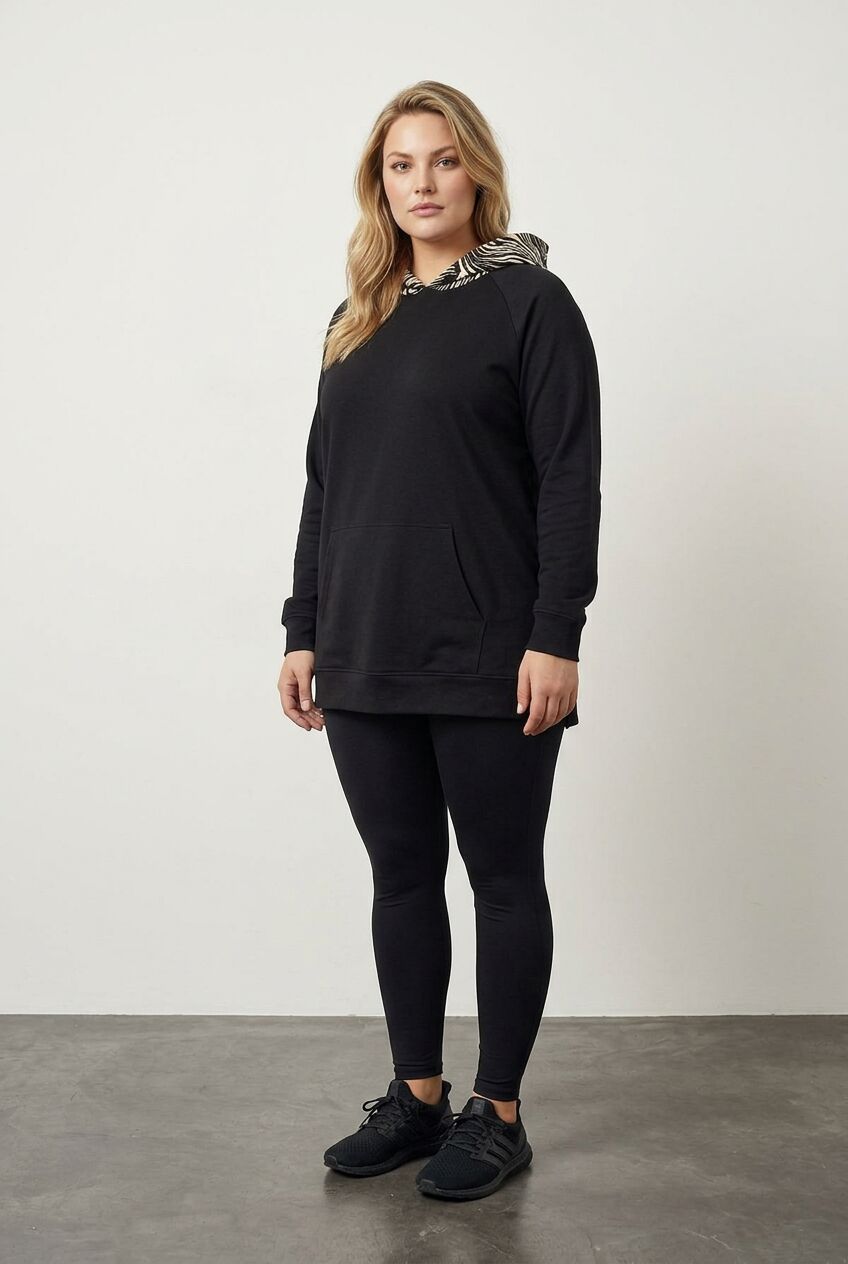 Siyah desenli büyük beden kadın kapüşonlu sweatshirt ön görünüm