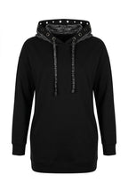 Siyah desenli kapüşonlu büyük beden kadın sweatshirt ön