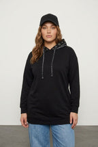 Siyah kapüşonu desenli büyük beden kadın sweatshirt ön çekim