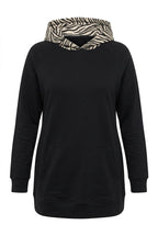 Siyah zebra desenli büyük beden kadın kapüşonlu sweatshirt ön