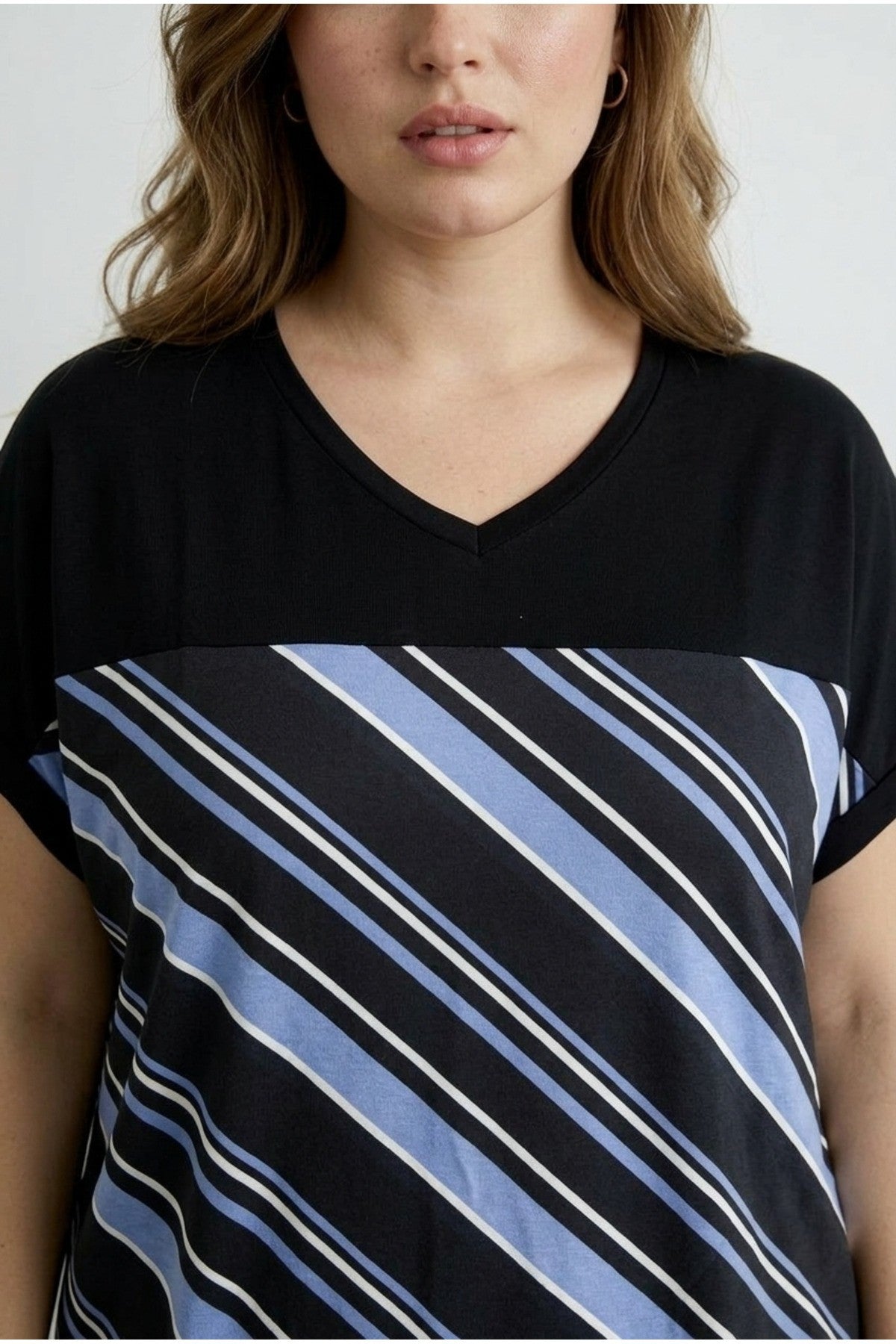 V Yaka Kısa Kollu Çizgili Esnek Kumaşlı T-shirt