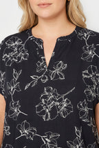 Yaka Detaylı Metalik Baskılı T-shirt