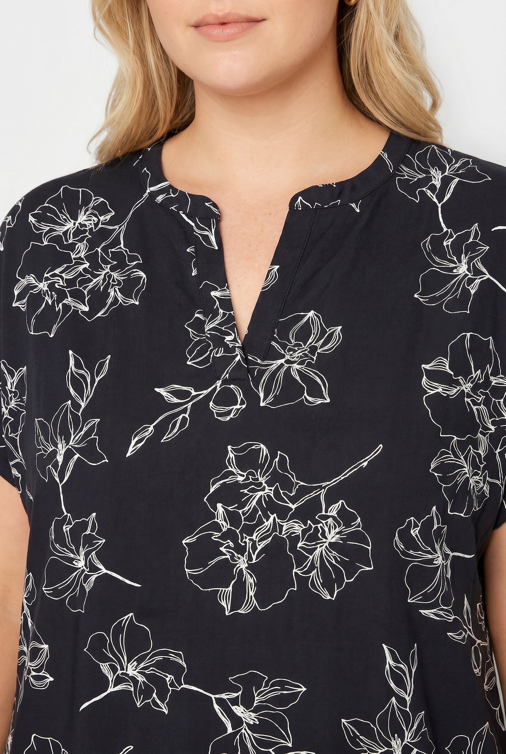 Yaka Detaylı Metalik Baskılı T-shirt